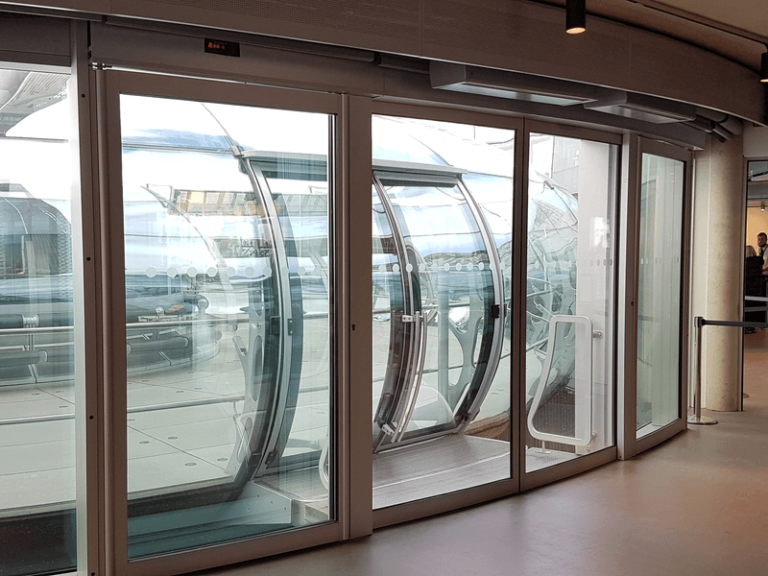 Façades de quai et portes embarquées pour transports guidés mises en service par Portalp Railway, tour i360 British Airways Brighton