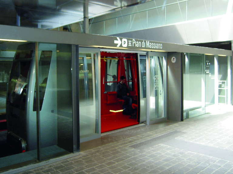 Façade de quai Portalp Railway pour le mini métro de Pérousse