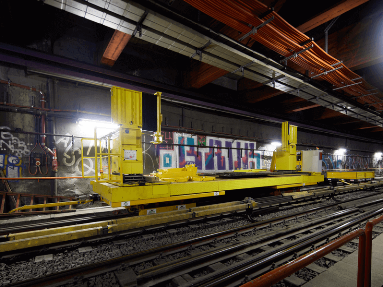 Train travaux utilisé pour l'installation des façades de quai à Vienne par Portalp Railway
