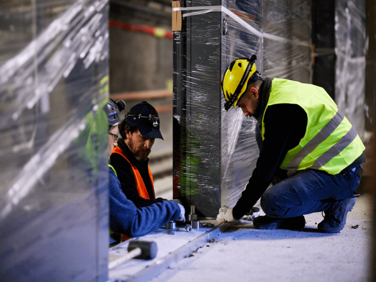 Installation des façades de quai de Vienne par Portalp Railway