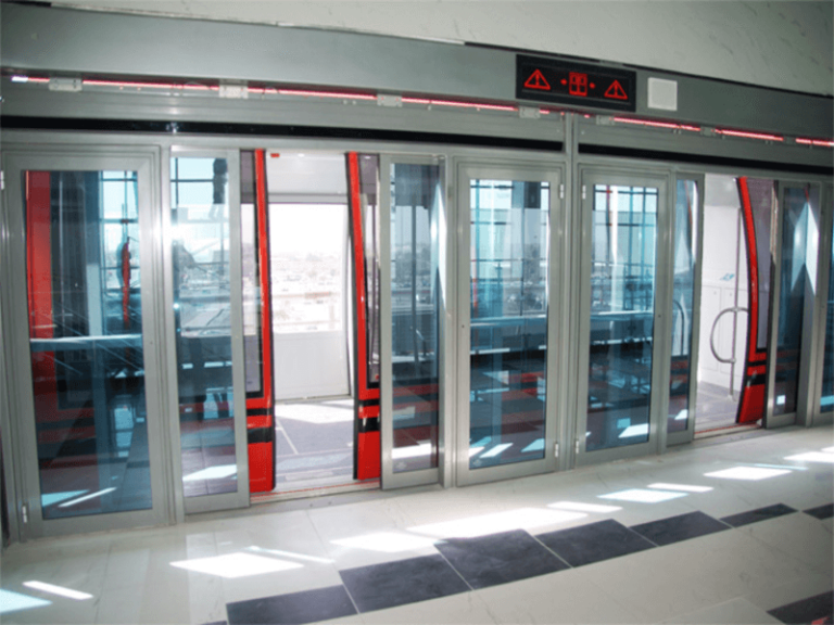 Façades de quai Portalp Railway de l'aéroport du Caire en Egypte