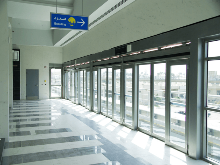 Façades de quai Portalp Railway vue de jour de l'aéroport du Caire en Egypte