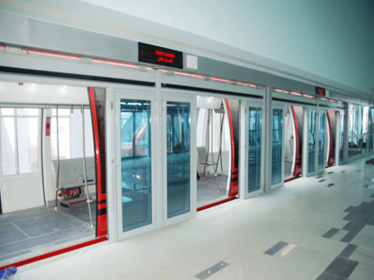 Façades de quai Portalp Railway vue de jour avec métro de l'aéroport du Caire en Egypte