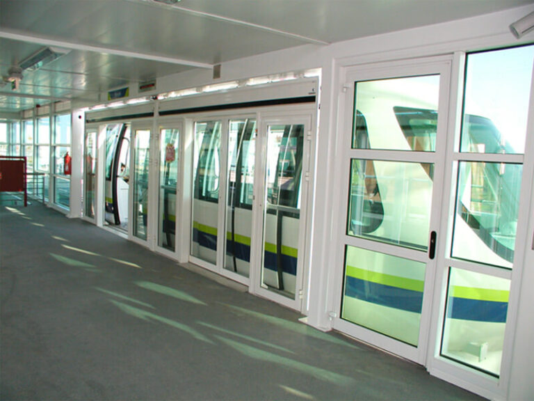 Façades de quai et le mini métro de Satuoeiras