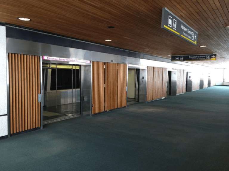 Façades de quai Portalp Railway du mini métro de l'aéroport de Miami