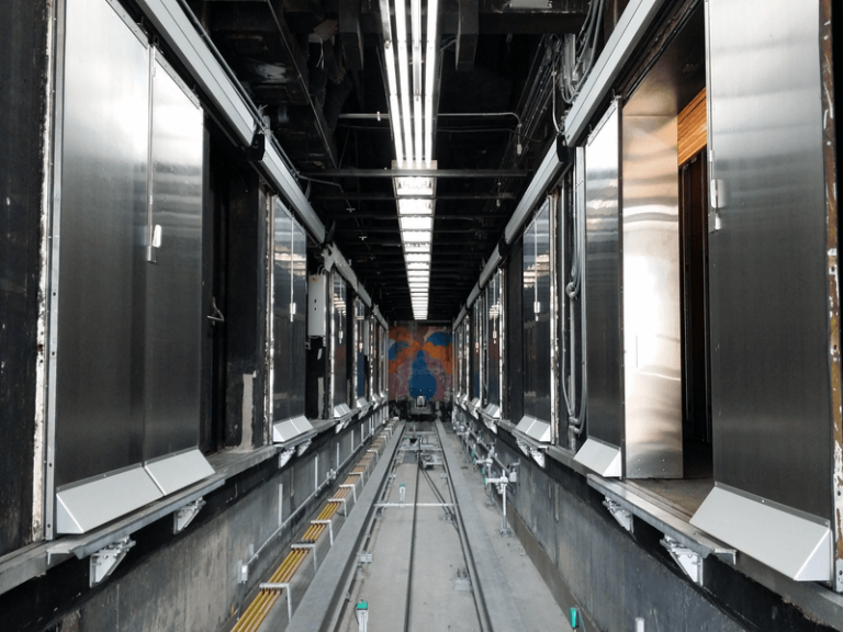 Façades de quai Portalp Railway vues par la voie du mini métro de l'aéroport de Miami
