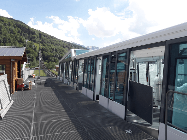 Funiculaire Arcs Express à Bourg Saint Maurice et ses portes embarquées Portalp Railway