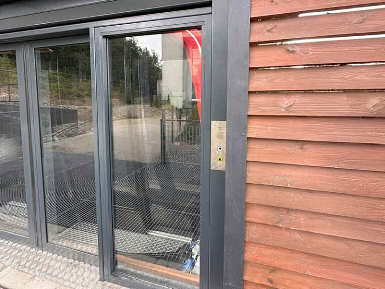Porte automatique au tremplin à ski de Wisla