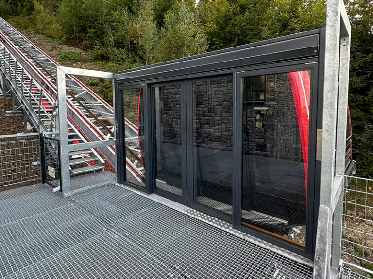 Façades de quai de l'ascenseur incliné du tremplin à ski de Wisla