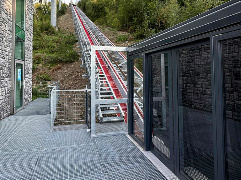 Façades de quai de l'ascenseur incliné du tremplin à ski de Wisla