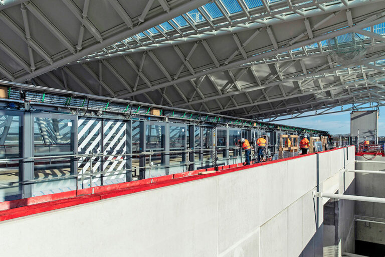 Installation de façades de quai par les équipes Portalp