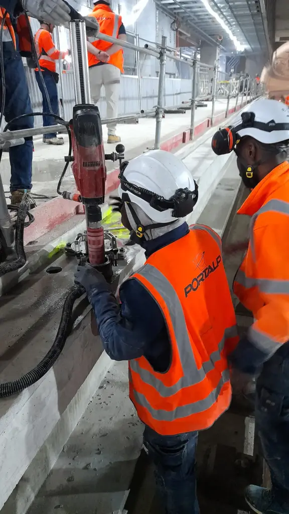 Technicien Portalp Railway intervenant sur des quais de métro Technicien Portalp Railway intervenant sur des quais de métro