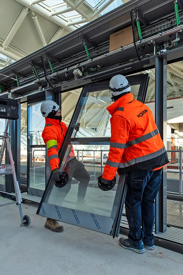 SGP#Behuret-7236-retouche Technicien Portalp Railway installant des façades de quai