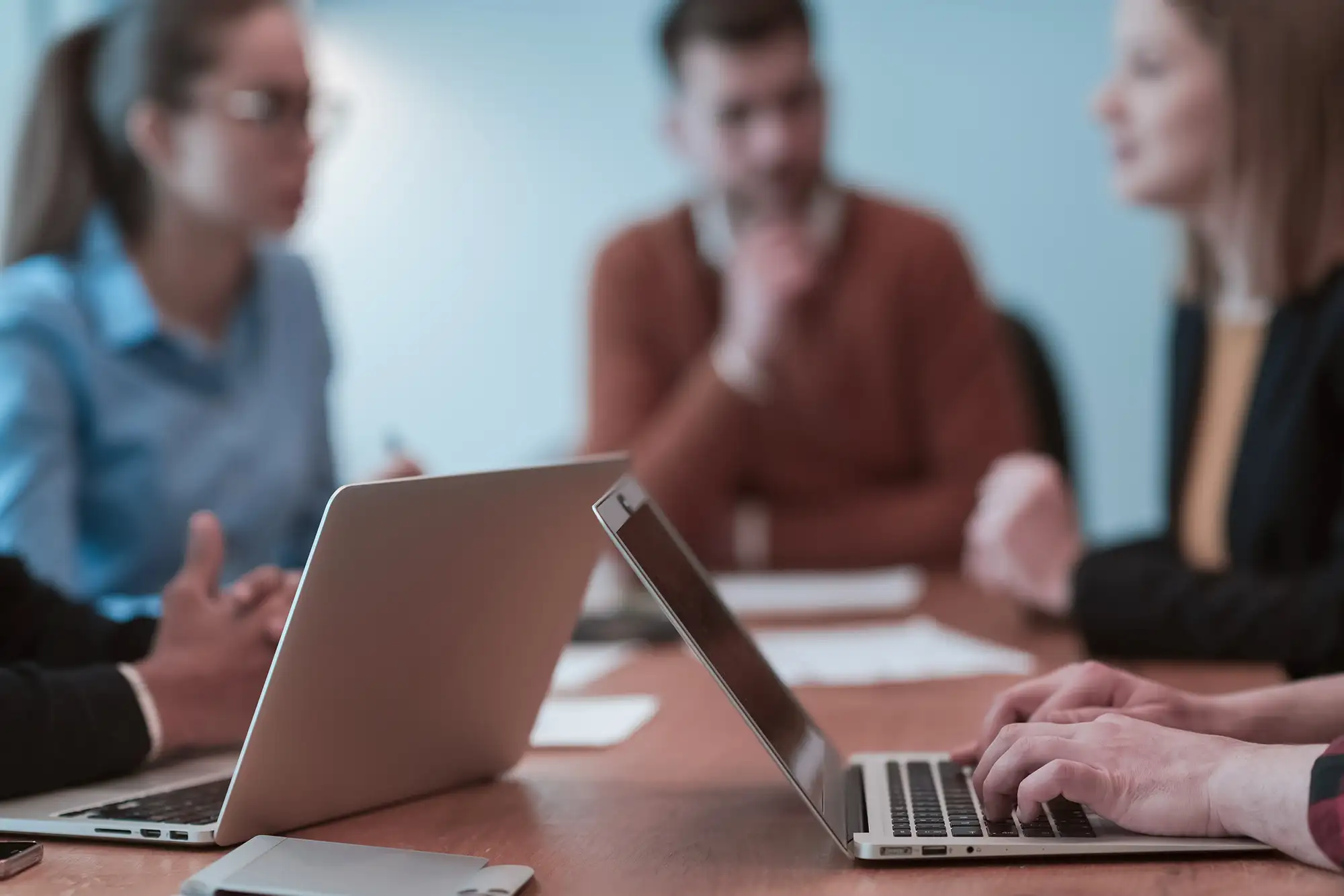 Réunion de travail dans un bureau Réunion de travail dans un bureau